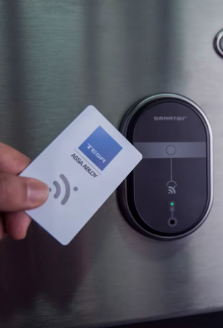 Tarjeta RFID acercándose a lector electrónico